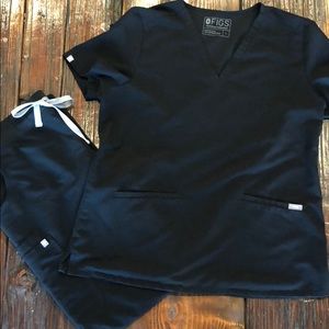 Black Figs scrub set